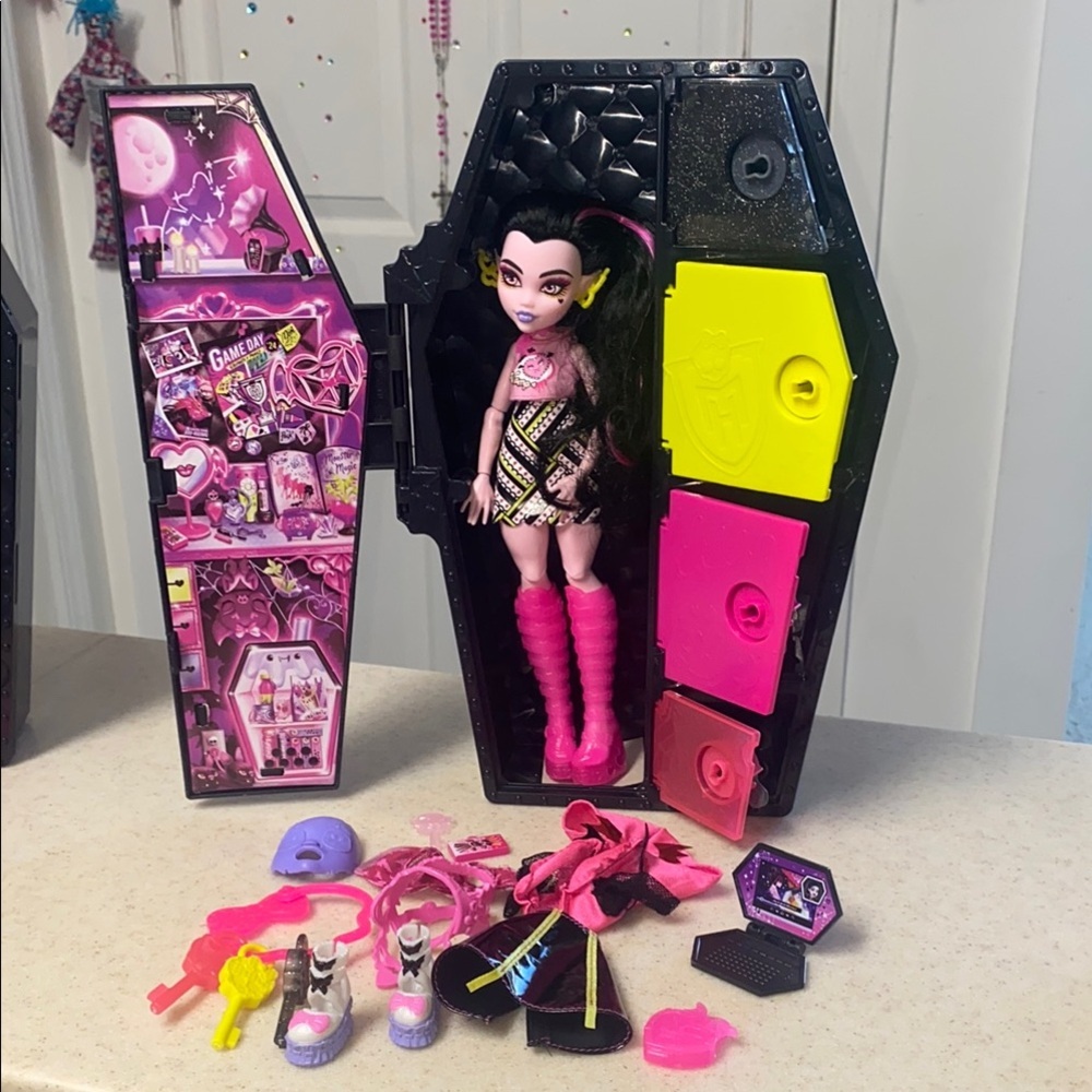 Monster High Black and Pink Fashion Doll with Coffin Case vampire Dracula vamp